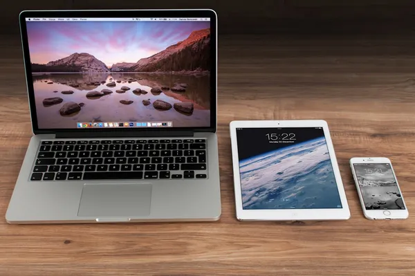 MacBook, iPad und iPhone nebeneinander — Geräteverwaltung für kleine Firmen