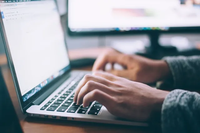 Konzentrierte Arbeit an einem Laptop — laufender IT-Support